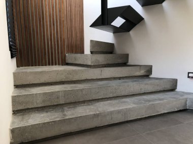 Evin girişinde beton merdiven var.