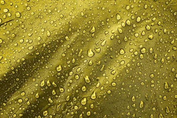 水滴在织物上 水滴在黄色的背景上 凝固汽油 水滴背景 — 图库照片