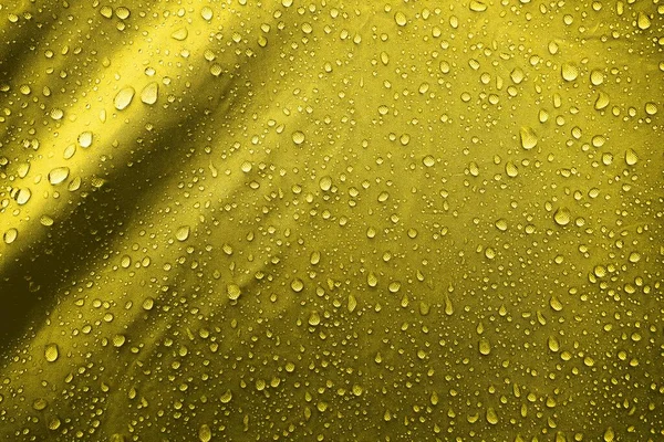 Σταγόνες Νερού Στο Ύφασμα Σταγόνες Νερού Κίτρινο Φόντο Συμπυκνωθείτε Νερό — Φωτογραφία Αρχείου