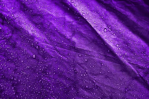 Капли Воды Ткань Капли Воды Фиолетовом Фоне Конденсат Капли Воды — стоковое фото
