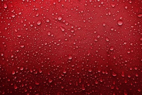水滴在织物上 水滴在红色的背景上 凝固汽油 水滴背景 — 图库照片