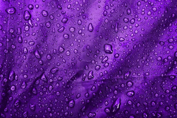 Капли Воды Ткани Капли Воды Фиолетовом Фоне Конденсат Капли Воды — стоковое фото