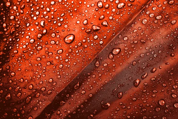 Vízcseppek Szöveten Víz Cseppek Vörös Háttérben Kondenzátum Vízcsepp Háttér — Stock Fotó
