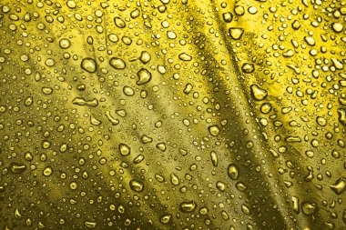 Kumaşın üzerine su damlaları. Arka planda su damlaları var. Yoğunlaş. Su damlaları arka plan.