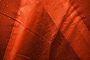 Kumaşın üzerine su damlaları. Arka planda su damlaları var. Yoğunlaş. Su damlaları arka plan.