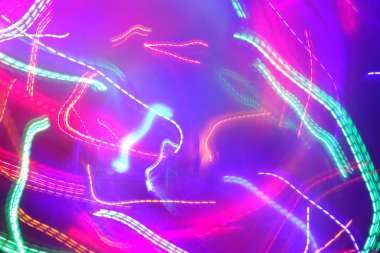 Hareket halindeki kaotik ışıklar odak noktasını bulanıklaştırır - soyut arkaplan. 