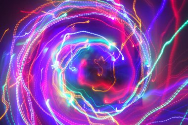 Hareket halindeki kaotik ışıklar odak noktasını bulanıklaştırır - soyut arkaplan. 