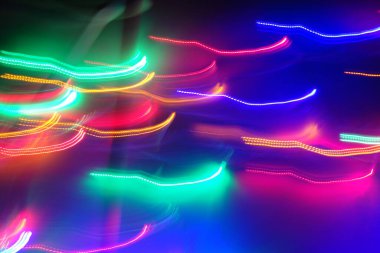 Hareket halindeki kaotik ışıklar odak noktasını bulanıklaştırır - soyut arkaplan. 