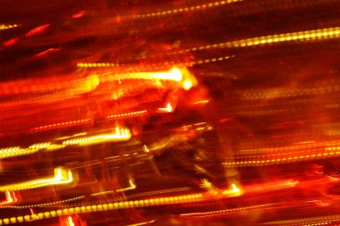 Hareket halindeki kaotik ışıklar odak noktasını bulanıklaştırır - soyut arkaplan. 