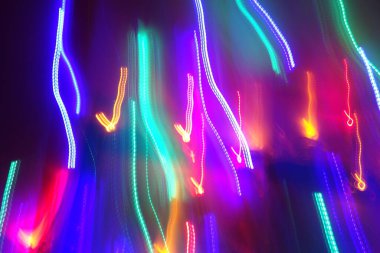 Hareket halindeki kaotik ışıklar odak noktasını bulanıklaştırır - soyut arkaplan. 