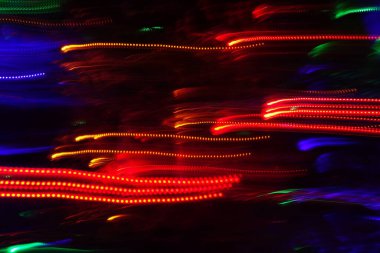 Hareket halindeki kaotik ışıklar odak noktasını bulanıklaştırır - soyut arkaplan. 