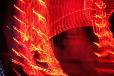 Hareket halindeki kaotik ışıklar odak noktasını bulanıklaştırır - soyut arkaplan. 