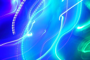 Hareket halindeki kaotik ışıklar odak noktasını bulanıklaştırır - soyut arkaplan. 