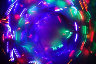 Hareket halindeki kaotik ışıklar odak noktasını bulanıklaştırır - soyut arkaplan. 