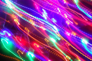 Hareket halindeki kaotik ışıklar odak noktasını bulanıklaştırır - soyut arkaplan. 