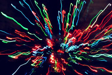 Hareket halindeki kaotik ışıklar odak noktasını bulanıklaştırır - soyut arkaplan. 