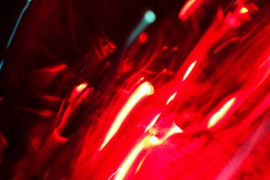 Hareket halindeki kaotik ışıklar odak noktasını bulanıklaştırır - soyut arkaplan. 