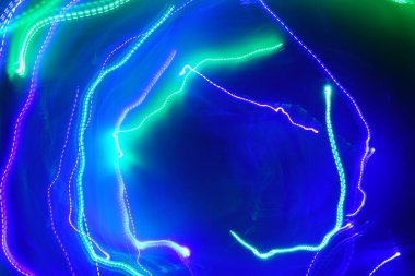 Hareket halindeki kaotik ışıklar odak noktasını bulanıklaştırır - soyut arkaplan. 