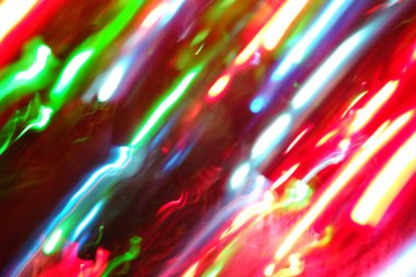 Hareket halindeki kaotik ışıklar odak noktasını bulanıklaştırır - soyut arkaplan. 