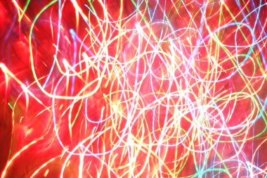 Hareket halindeki kaotik ışıklar odak noktasını bulanıklaştırır - soyut arkaplan. 