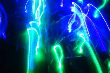 Hareket halindeki kaotik ışıklar odak noktasını bulanıklaştırır - soyut arkaplan. 