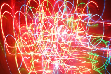 Hareket halindeki kaotik ışıklar odak noktasını bulanıklaştırır - soyut arkaplan. 