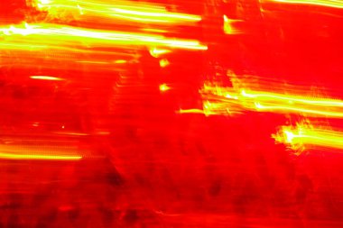 Hareket halindeki kaotik ışıklar odak noktasını bulanıklaştırır - soyut arkaplan. 