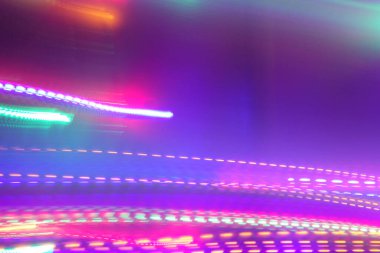 Hareket halindeki kaotik ışıklar odak noktasını bulanıklaştırır - soyut arkaplan. 