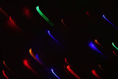 Hareket halindeki kaotik ışıklar odak noktasını bulanıklaştırır - soyut arkaplan. 