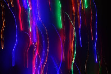 Hareket halindeki kaotik ışıklar odak noktasını bulanıklaştırır - soyut arkaplan. 