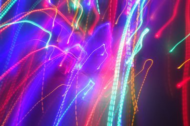 Hareket halindeki kaotik ışıklar odak noktasını bulanıklaştırır - soyut arkaplan. 