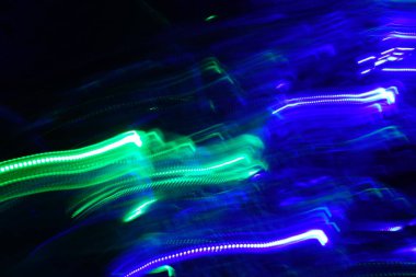 Hareket halindeki kaotik ışıklar odak noktasını bulanıklaştırır - soyut arkaplan. 