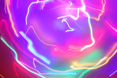 Hareket halindeki kaotik ışıklar odak noktasını bulanıklaştırır - soyut arkaplan. 