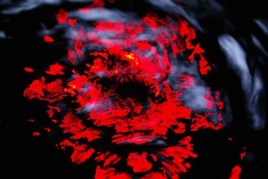 Arka plan gibi soyut su. Kırmızı ışıklar suya yansıdı. Siyah arka planda su sıçraması. Kasıtlı hareket bulanıklığı.