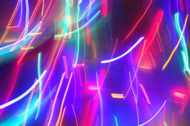 Hareket halindeki kaotik ışıklar odak noktasını bulanıklaştırır - soyut arkaplan. 