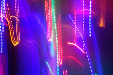 Hareket halindeki kaotik ışıklar odak noktasını bulanıklaştırır - soyut arkaplan. 