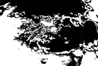 Kırmızı ışıklar suya yansıdı. Siyah arkaplanda su sıçraması