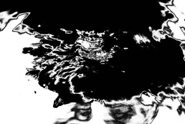 Kırmızı ışıklar suya yansıdı. Siyah arkaplanda su sıçraması