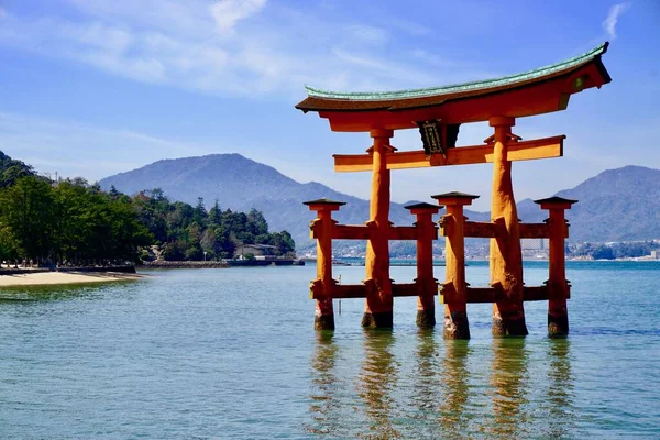 Miyajima Adası 'nda yüzen Torii Kapısı. 