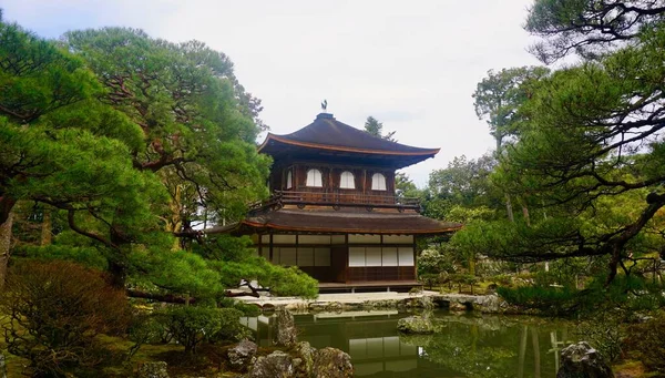 Kyoto 'daki Ginkaku-ji Tapınağı' nın önündeki su.