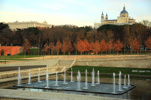 Madrid řeka s výhledem na katedrálu Almudena — Stock fotografie