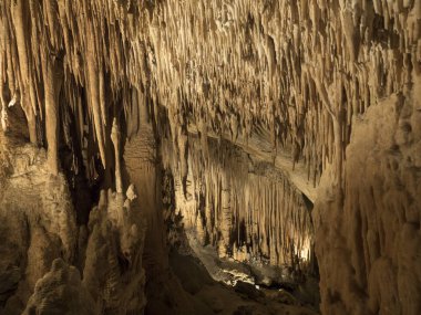 Yansıyan kaya ipuçları