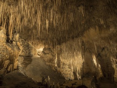 Işıklı mağara iç
