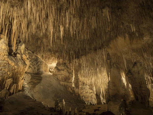 Işıklı mağara iç