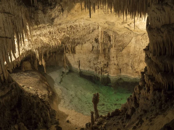 Mağara içinde turkuaz su