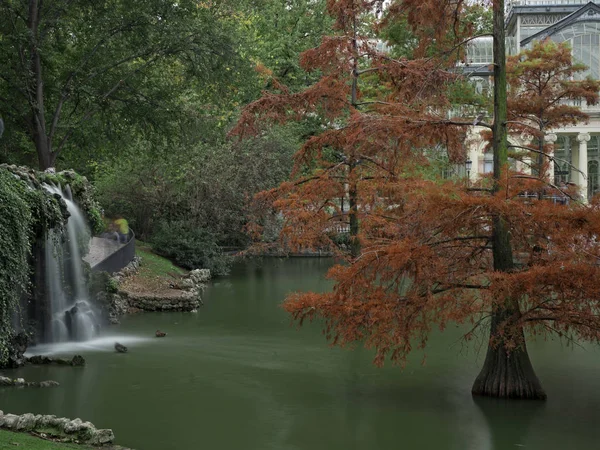 Wasserfall auf dem See — Stockfoto