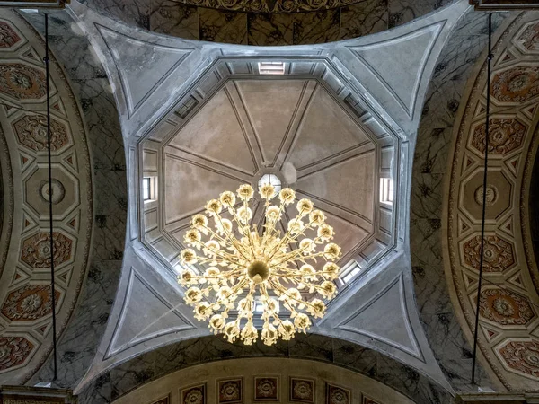 Teto e lâmpada da Catedral de Ajaccio — Fotografia de Stock