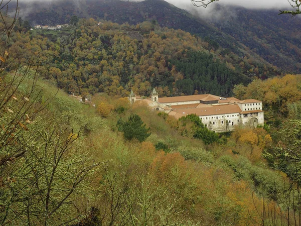 Klostret Santo Estevo bland vegetationen — Stockfoto