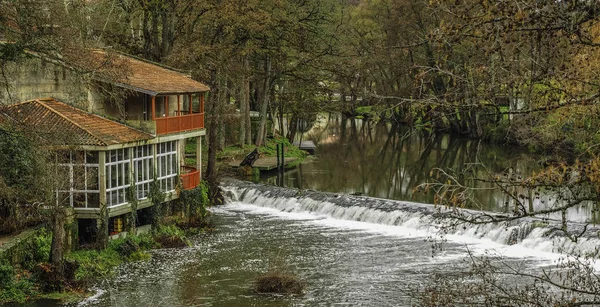 Haus am Fluss in allariz — Stockfoto