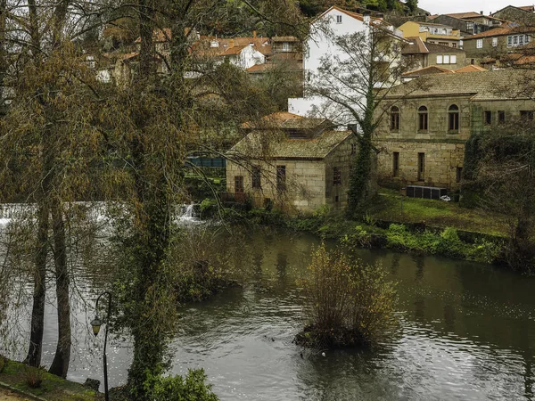 Река и средневековая деревня Аллариз — стоковое фото
